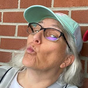 Meet your Posher, Lois